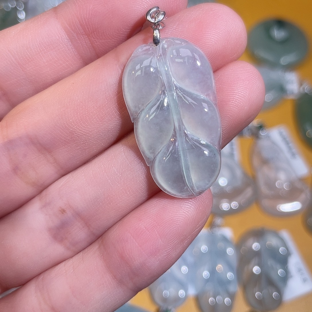 翡翠18K金镶嵌颈饰翡翠叶子