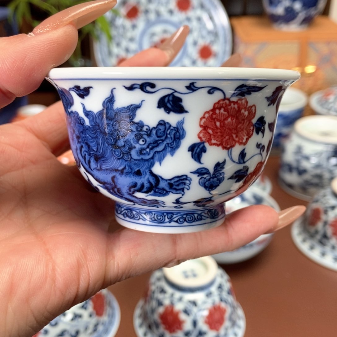 阳春白雪青花釉里红双狮穿花压手杯