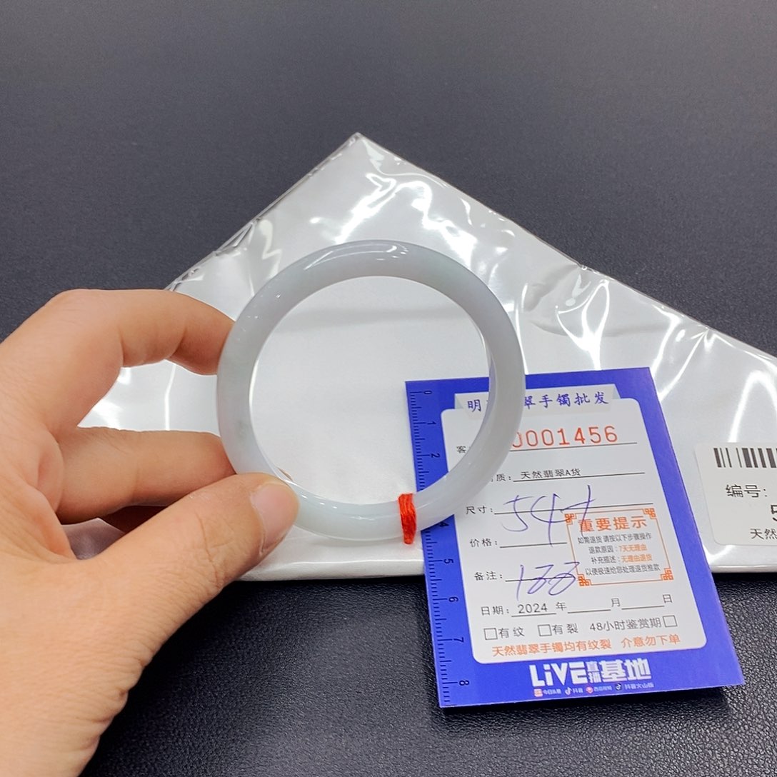 翡翠手镯未镶嵌翡翠手镯