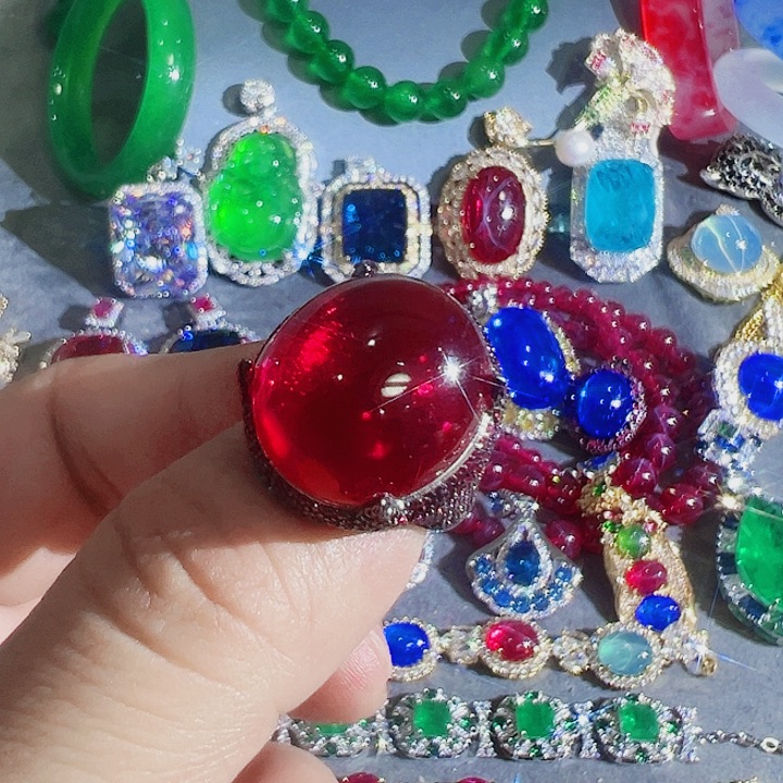 丁***某非金属红色满钻镶嵌