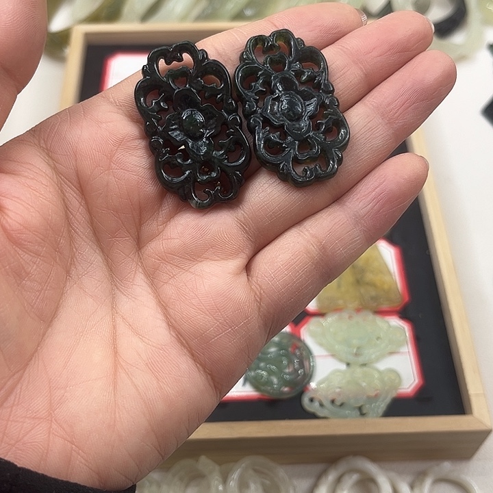 点***痣蛇纹石玉合金耳钉