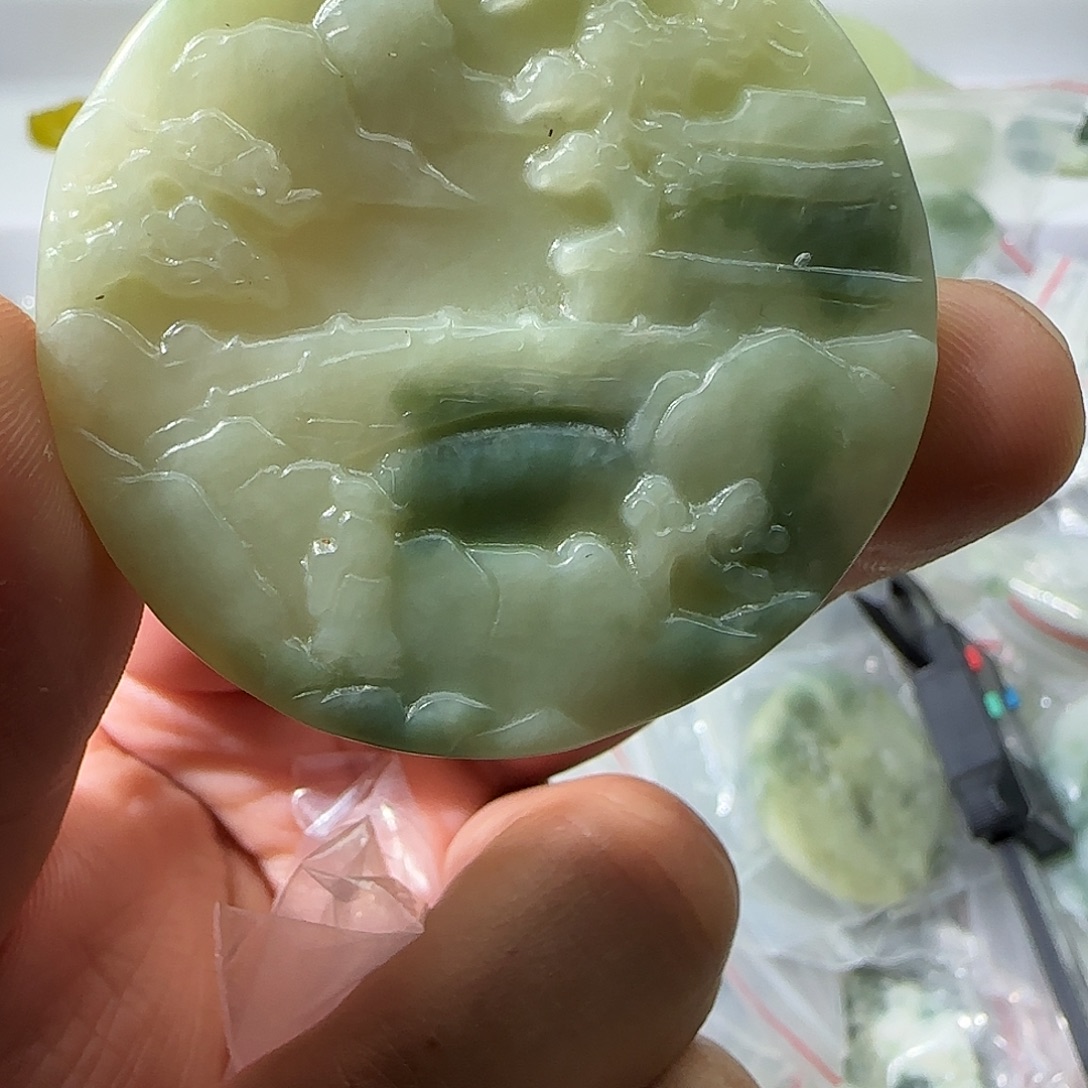 透闪石-蛇纹石玉未镶嵌颈饰