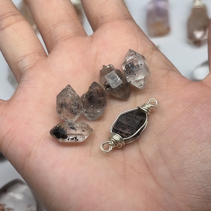 A****水晶颈饰未镶嵌6颗闪灵钻