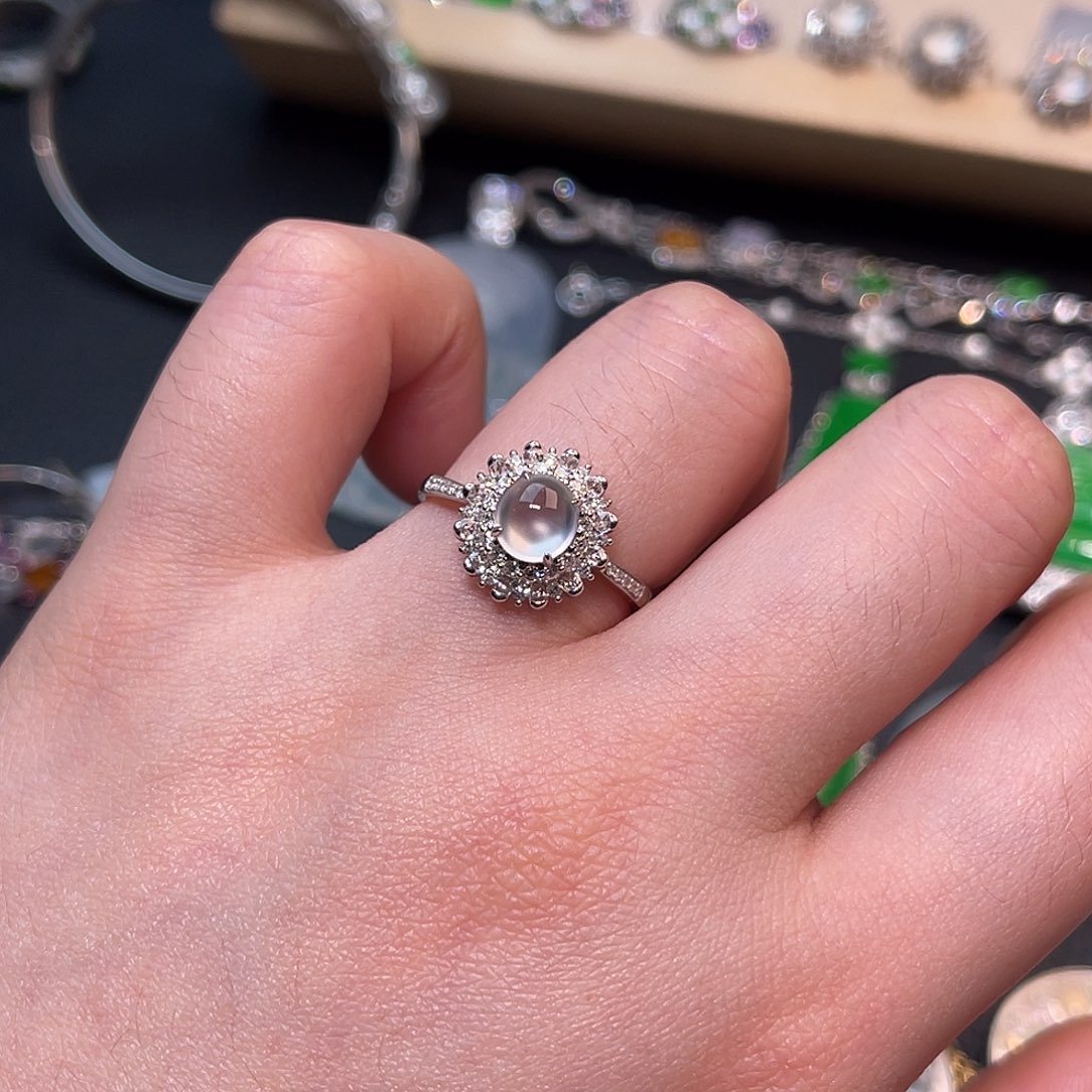 翡翠18K金镶嵌戒指蛋面