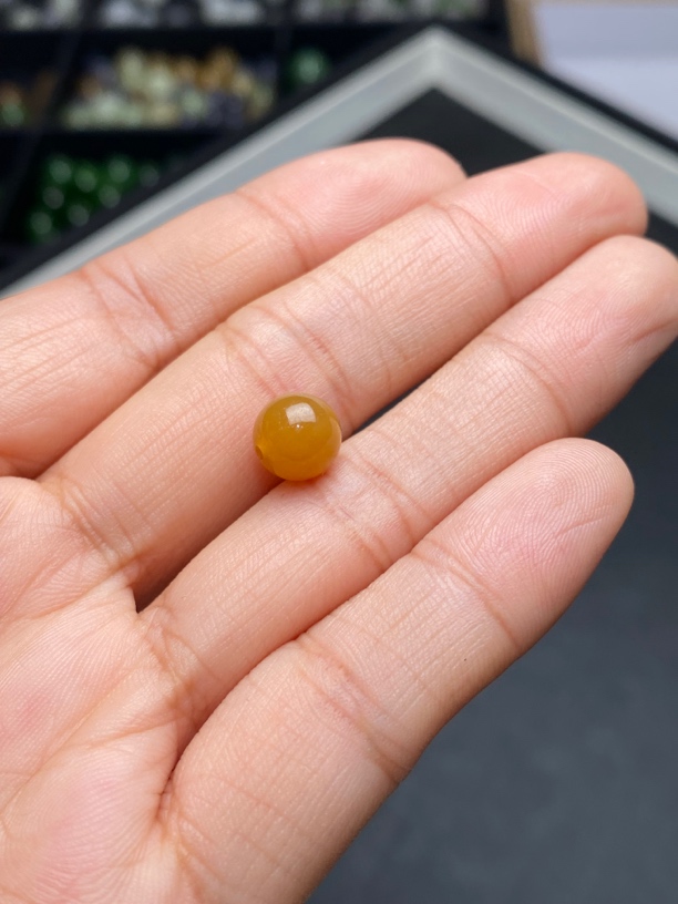 天然和田玉糖料单珠  8毫米左右 颜色好看 水头好 