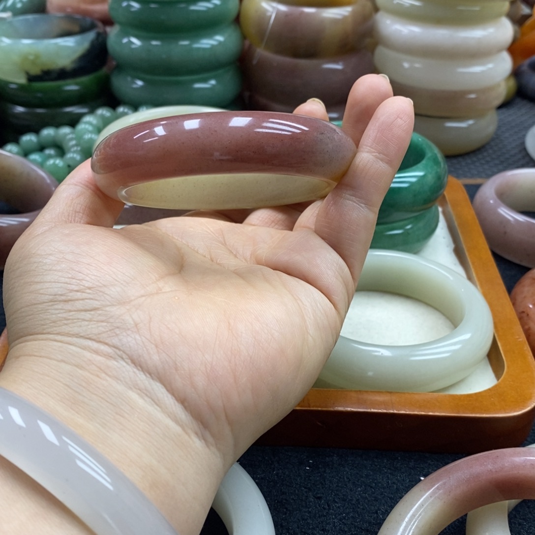 艺***菱石英质玉未镶嵌手镯