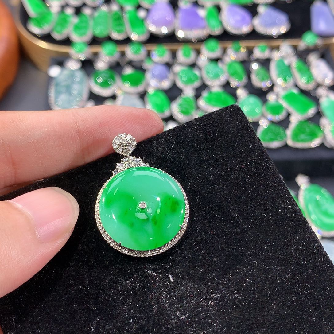 翡翠18K金镶嵌颈饰