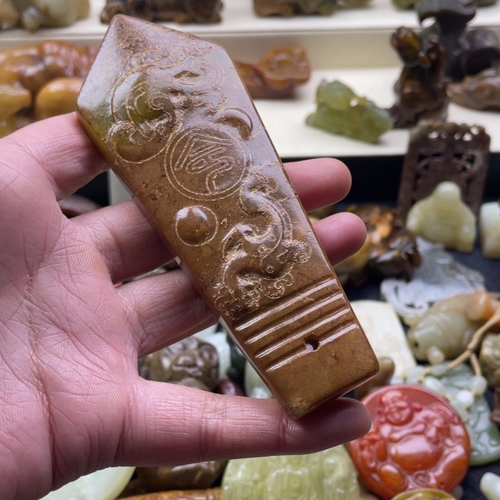 蛇纹石玉颈饰未镶嵌