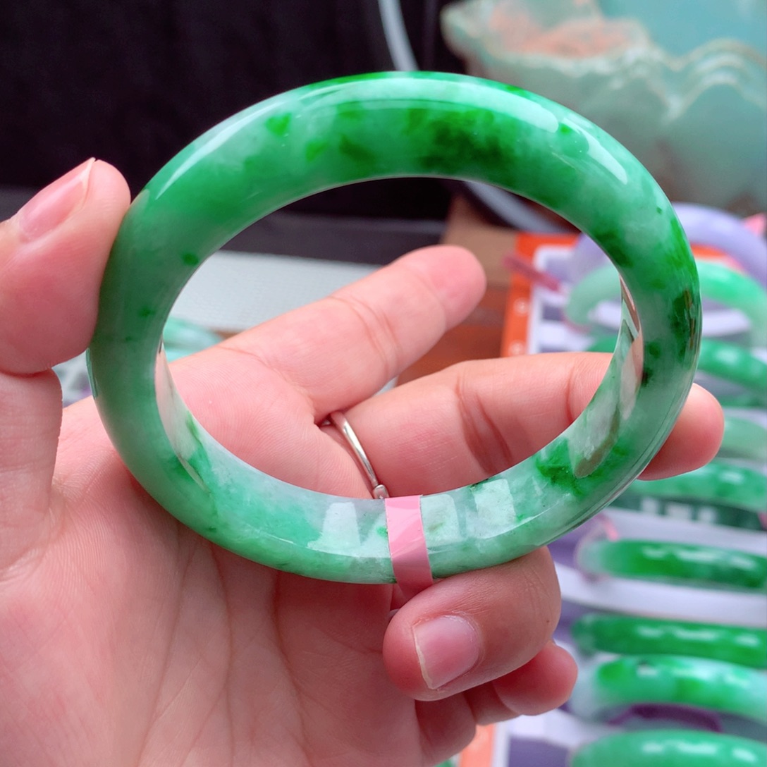 翡翠手镯未镶嵌翡翠