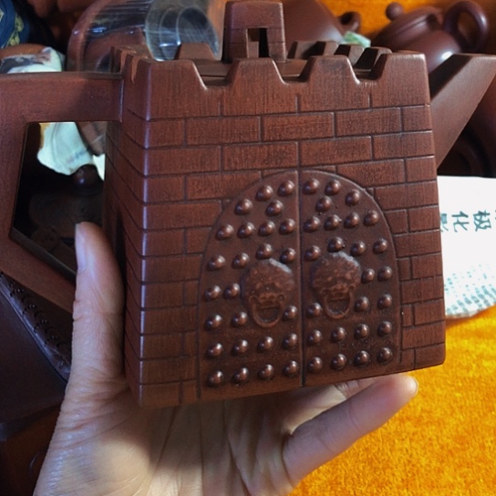 紫砂茶壶原矿泥料手工制作的紫砂壶。