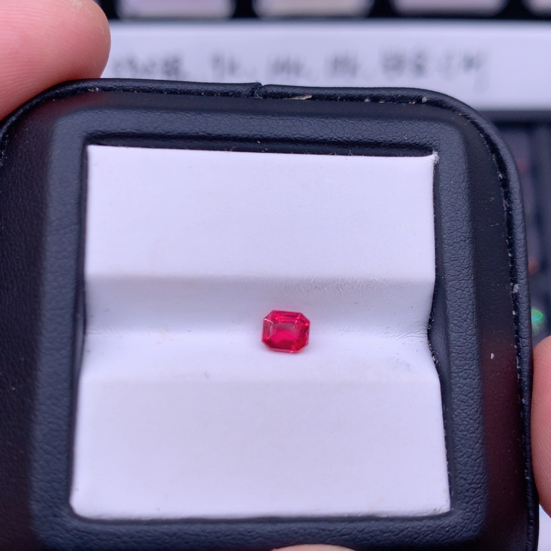 尖晶石裸石0.55克拉曼辛绝地武士