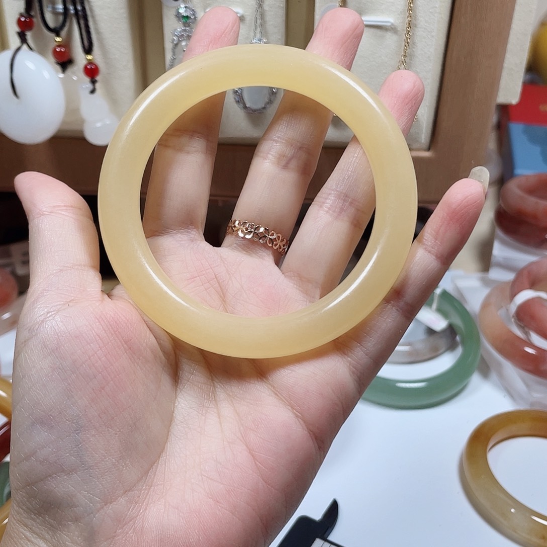 未镶嵌手镯石英质玉
