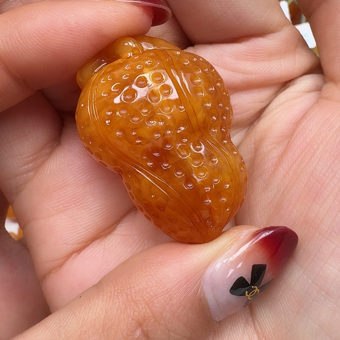 在***方琥珀未镶嵌裸石悠悠