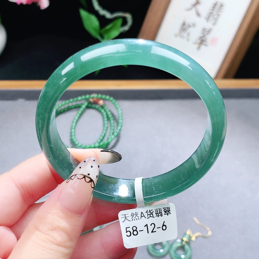 翡翠手镯（圆镯）未镶嵌