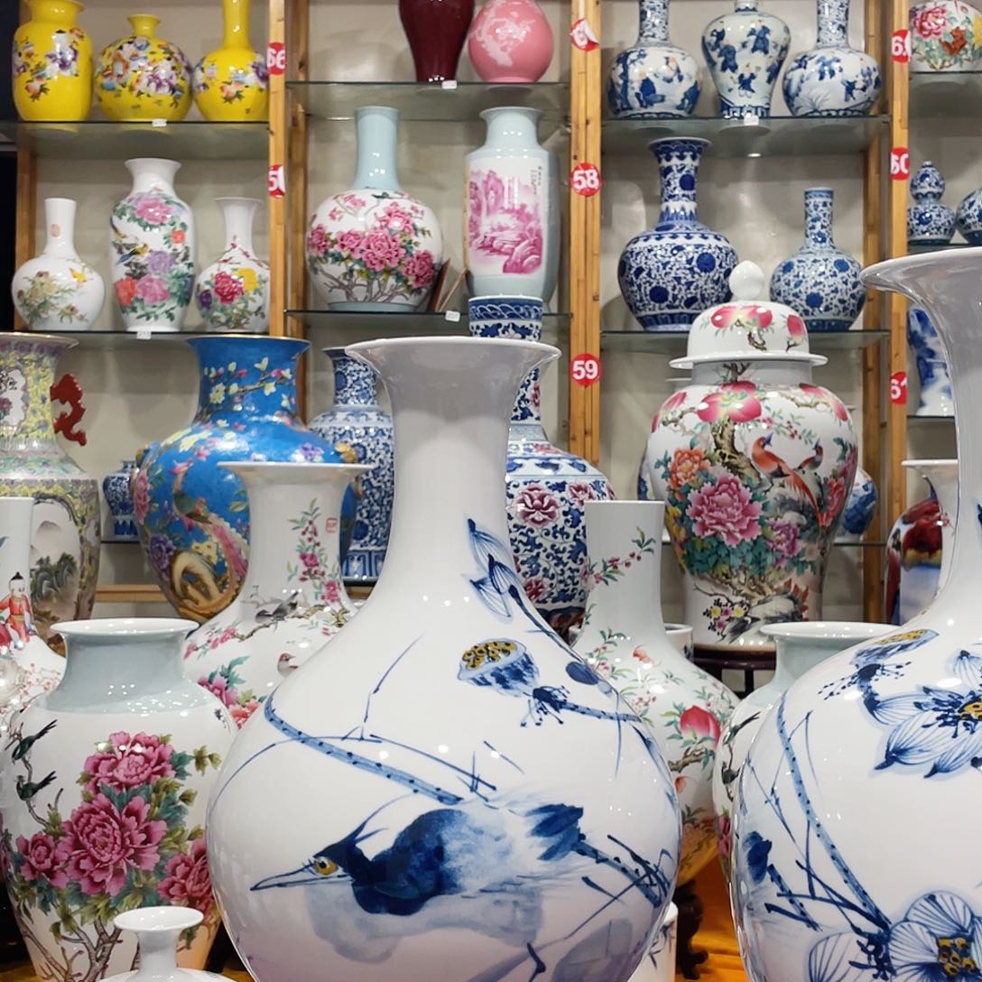 摆件是****了景德镇的陶瓷