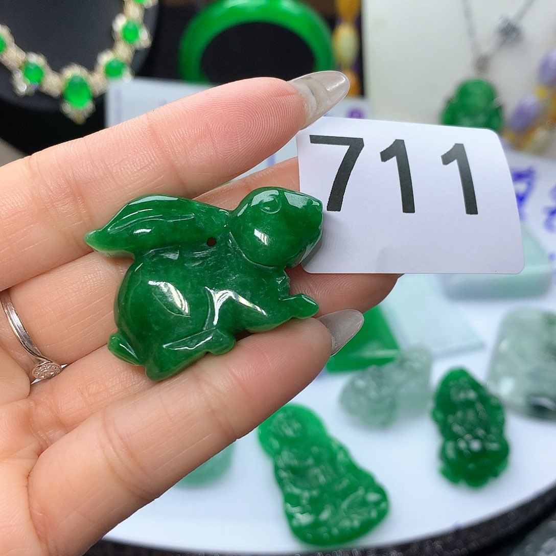 翡翠吊坠(赠链)未镶嵌