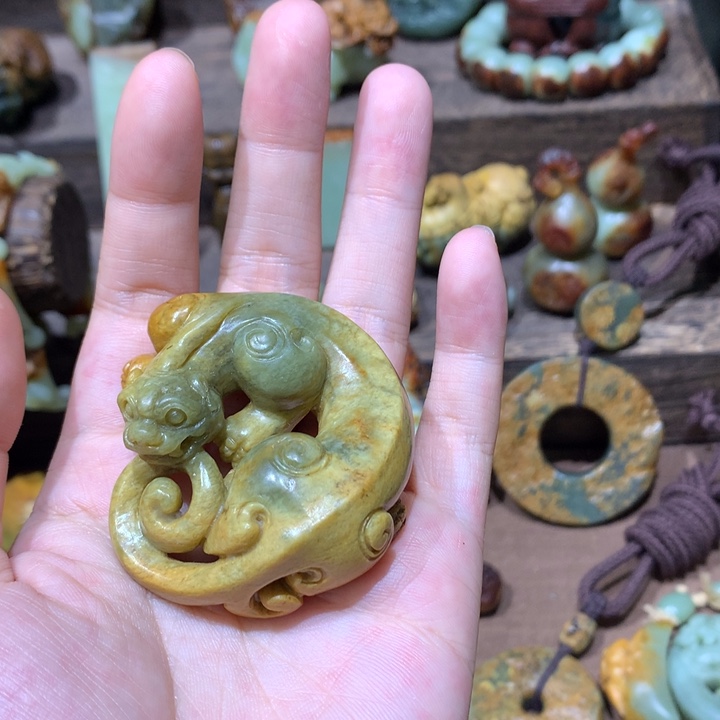 未镶嵌岫岩河磨玉（透闪石质玉）挂件温***疯