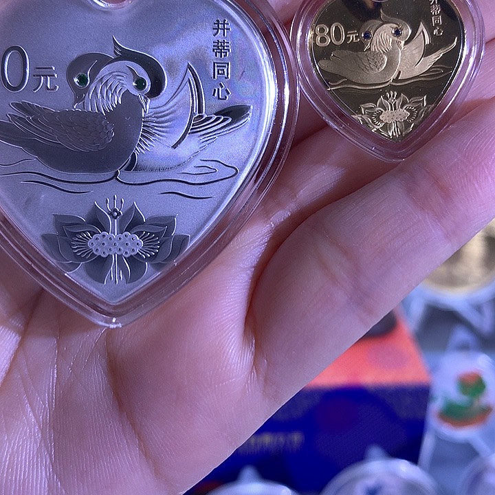 纯金瑕疵品并蒂同心金银币
