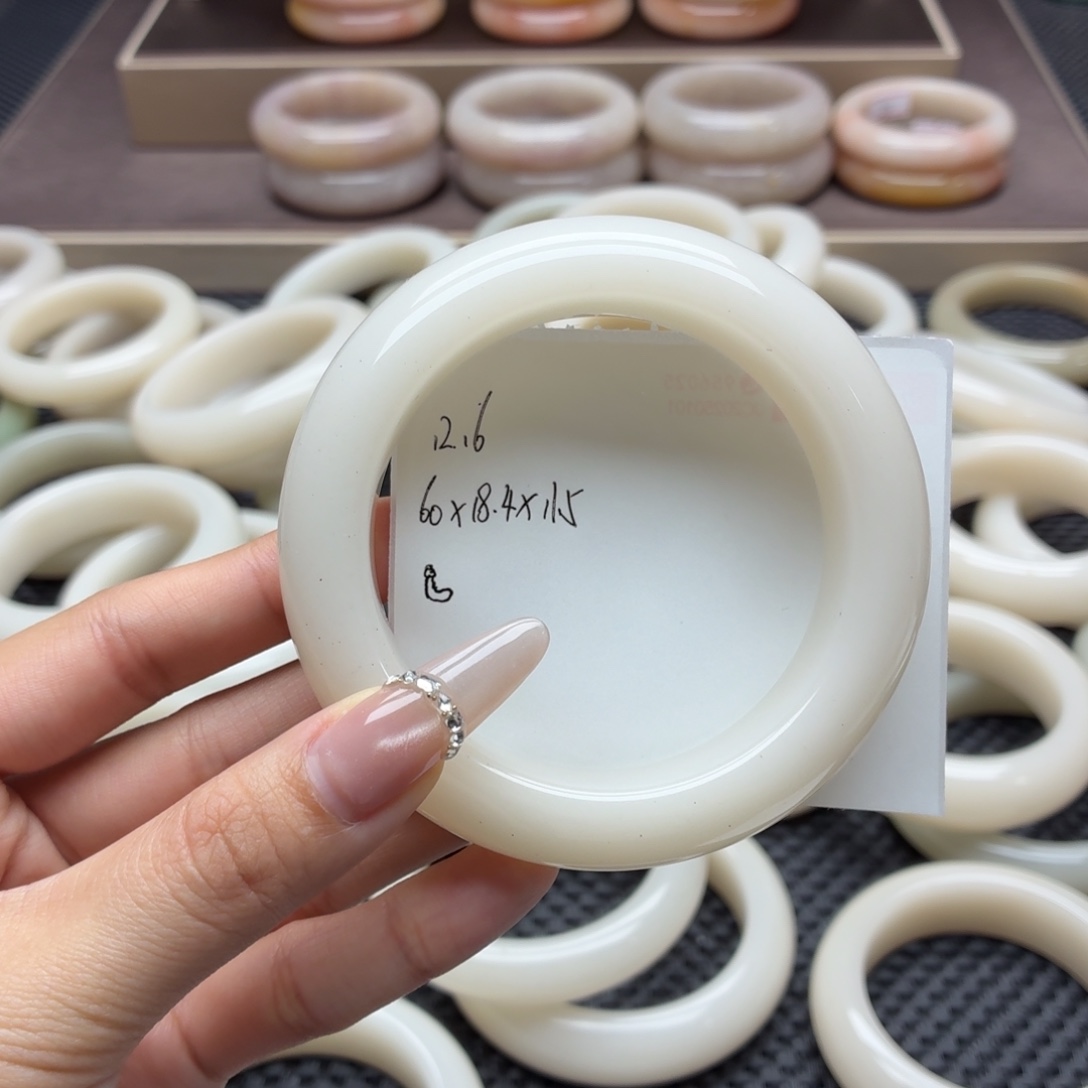 ****石英岩玉未镶嵌手镯