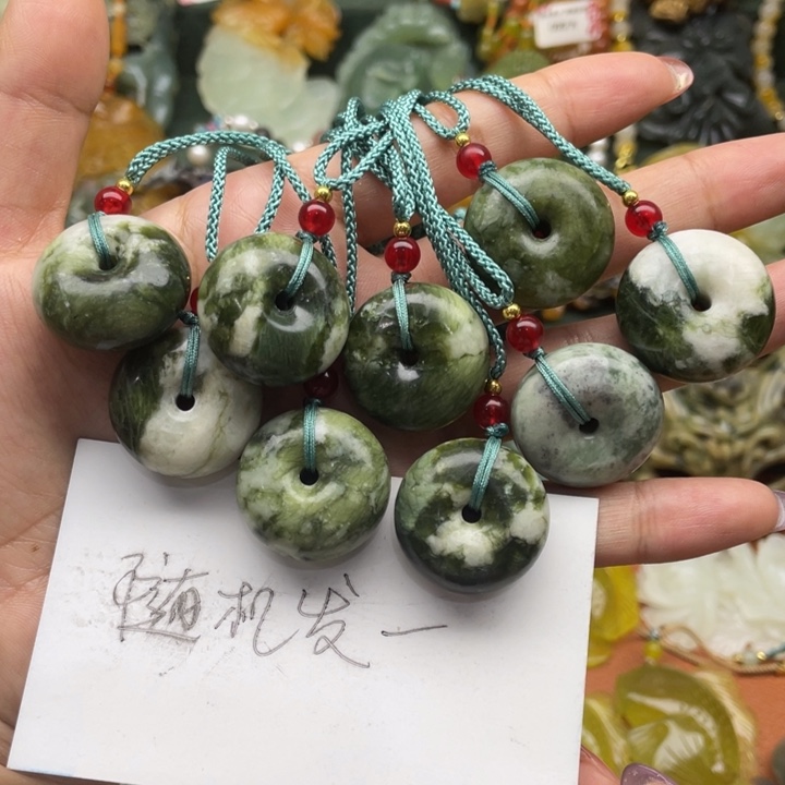 蛇纹石玉未镶嵌吊坠