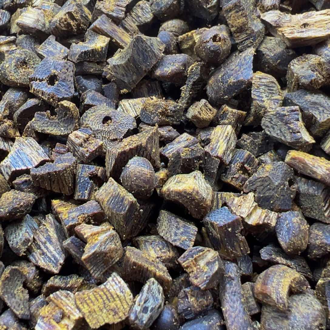 沉香手把件绿奇楠沉香高油珠子料20克