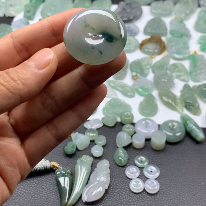 翡翠颈饰未镶嵌平安扣