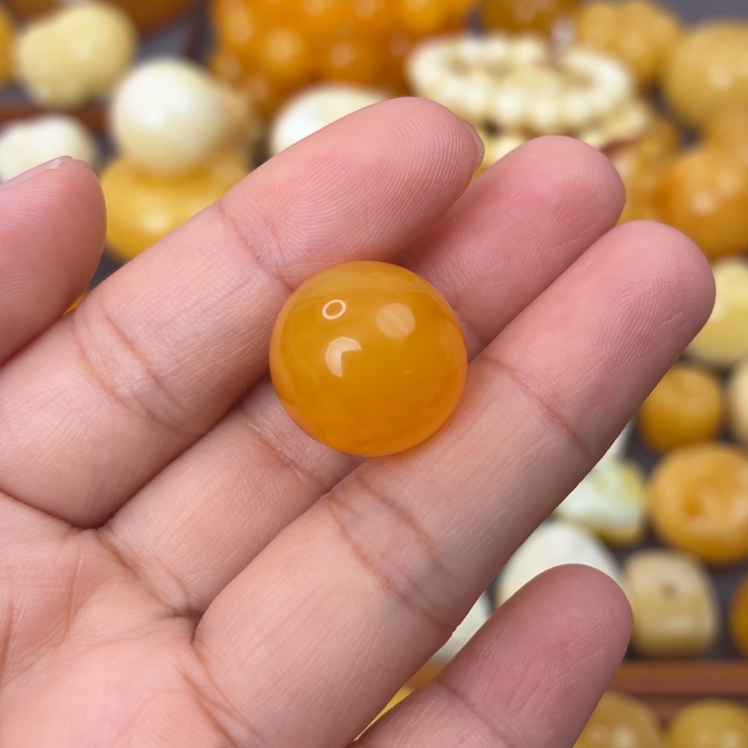 旁***者裸石琥珀未镶嵌橘红珠