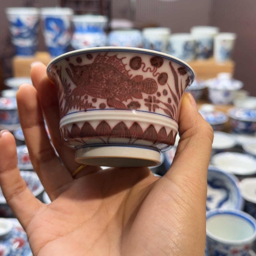 微瑕马蹄杯子釉里红鱼藻