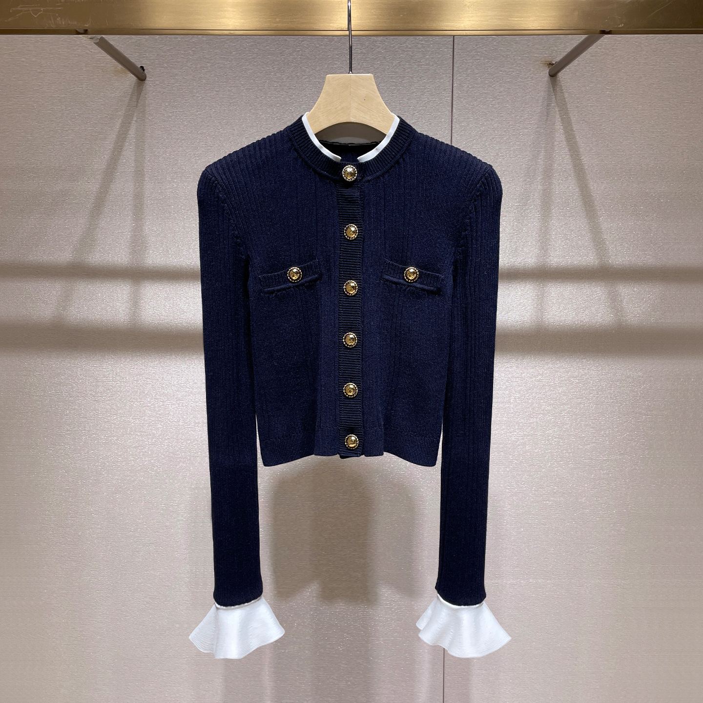 千金风黑色针织衫2025秋冬新款撞色拼接喇叭袖小香风纽扣开衫上衣