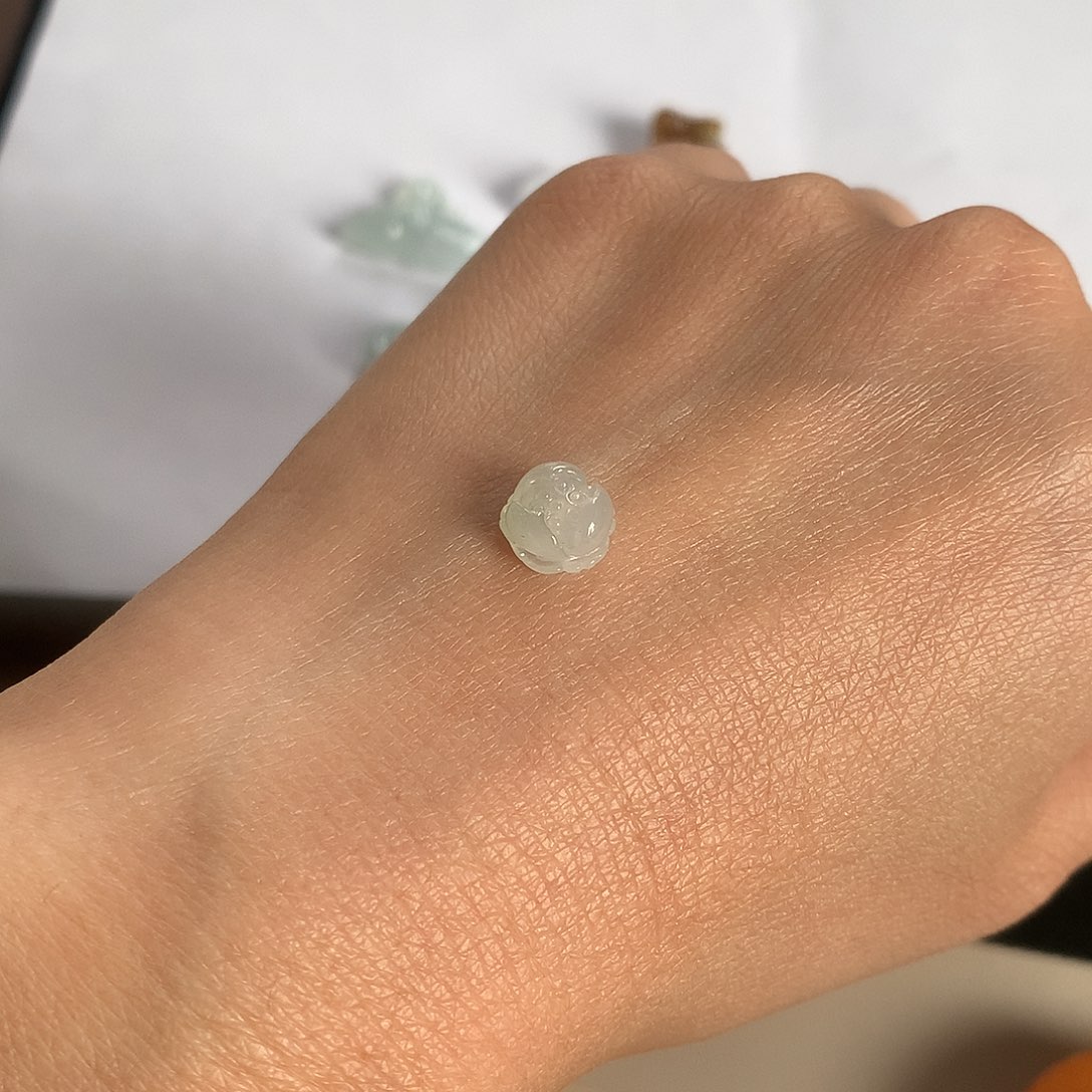 翡翠未镶嵌颈饰通孔