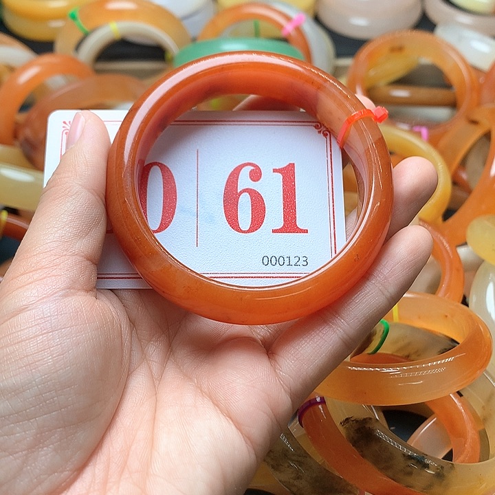 未镶嵌石英质玉（黄龙玉）手镯