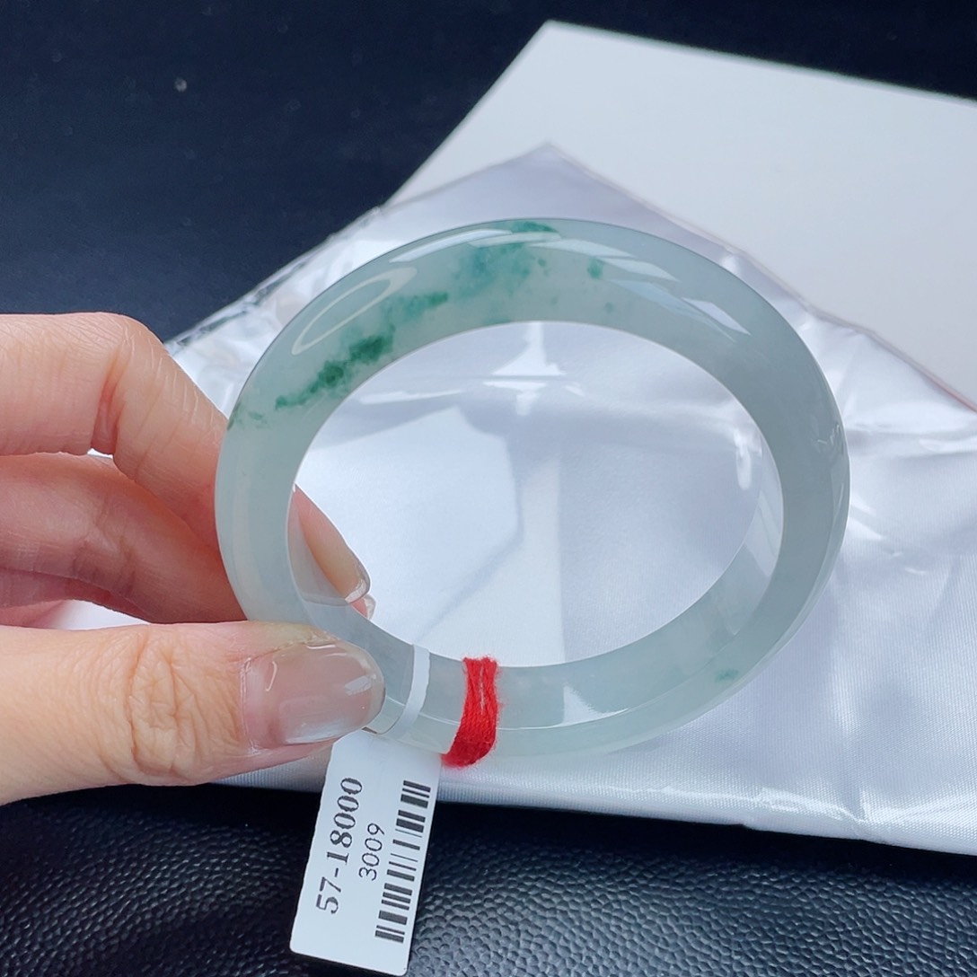 翡翠手镯未镶嵌翡翠