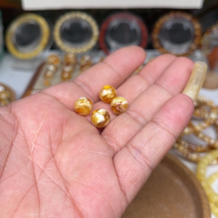 潇***6琥珀未镶嵌裸石100号