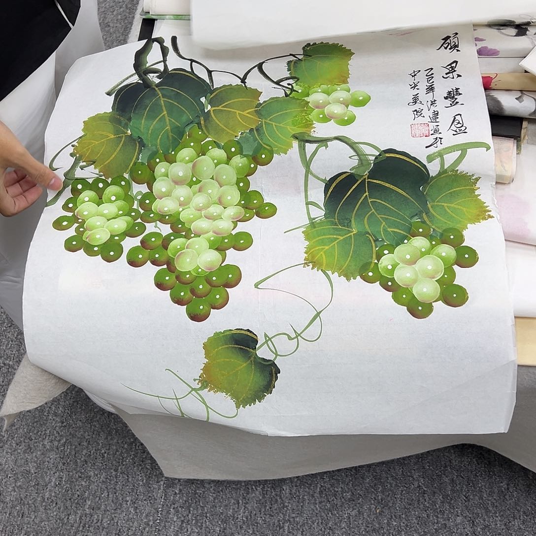 国画卖字画的小男孩