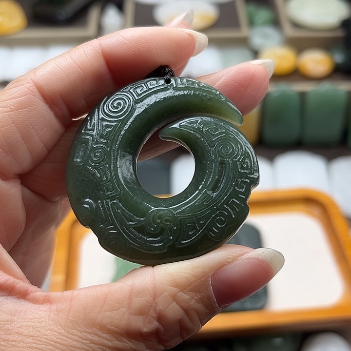 人***短和田玉未镶嵌颈饰