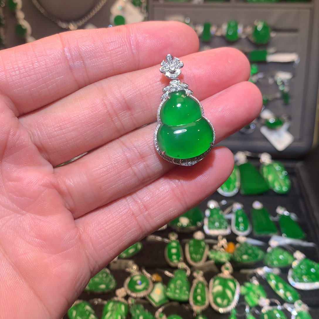 翡翠吊坠(不含链)9K金镶嵌一**阳天然翡翠