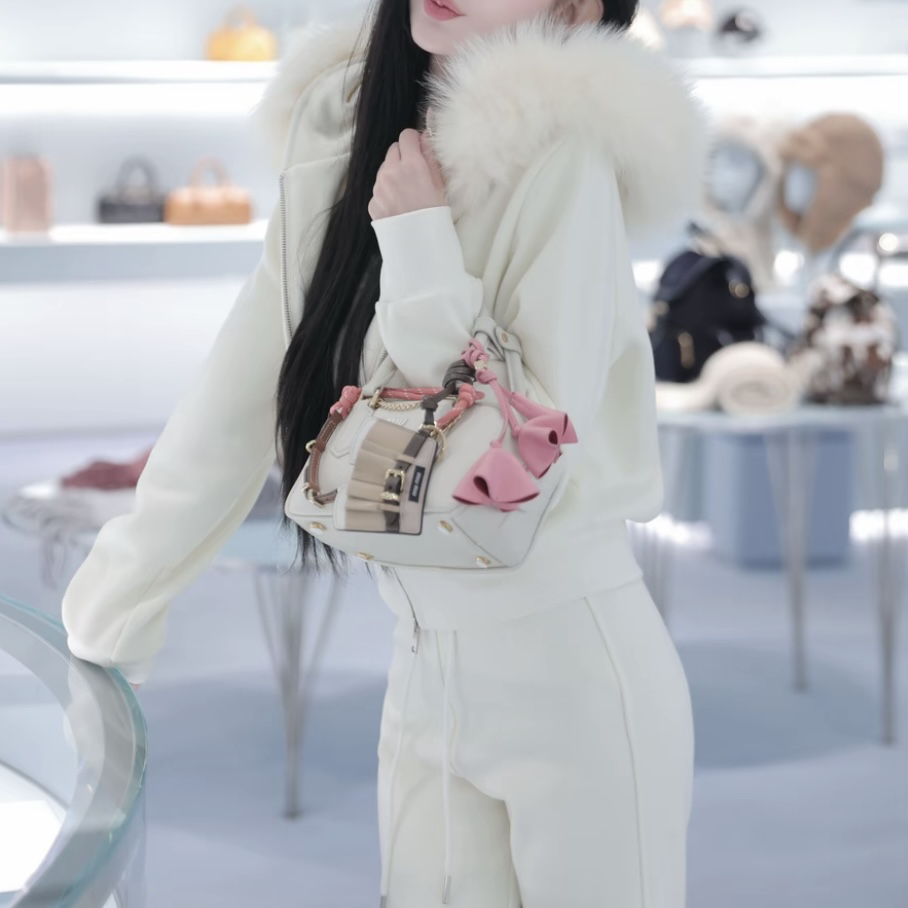 秋冬新款毛领连帽加绒米白色卫衣外套搭喇叭长裤保暖显瘦两件套