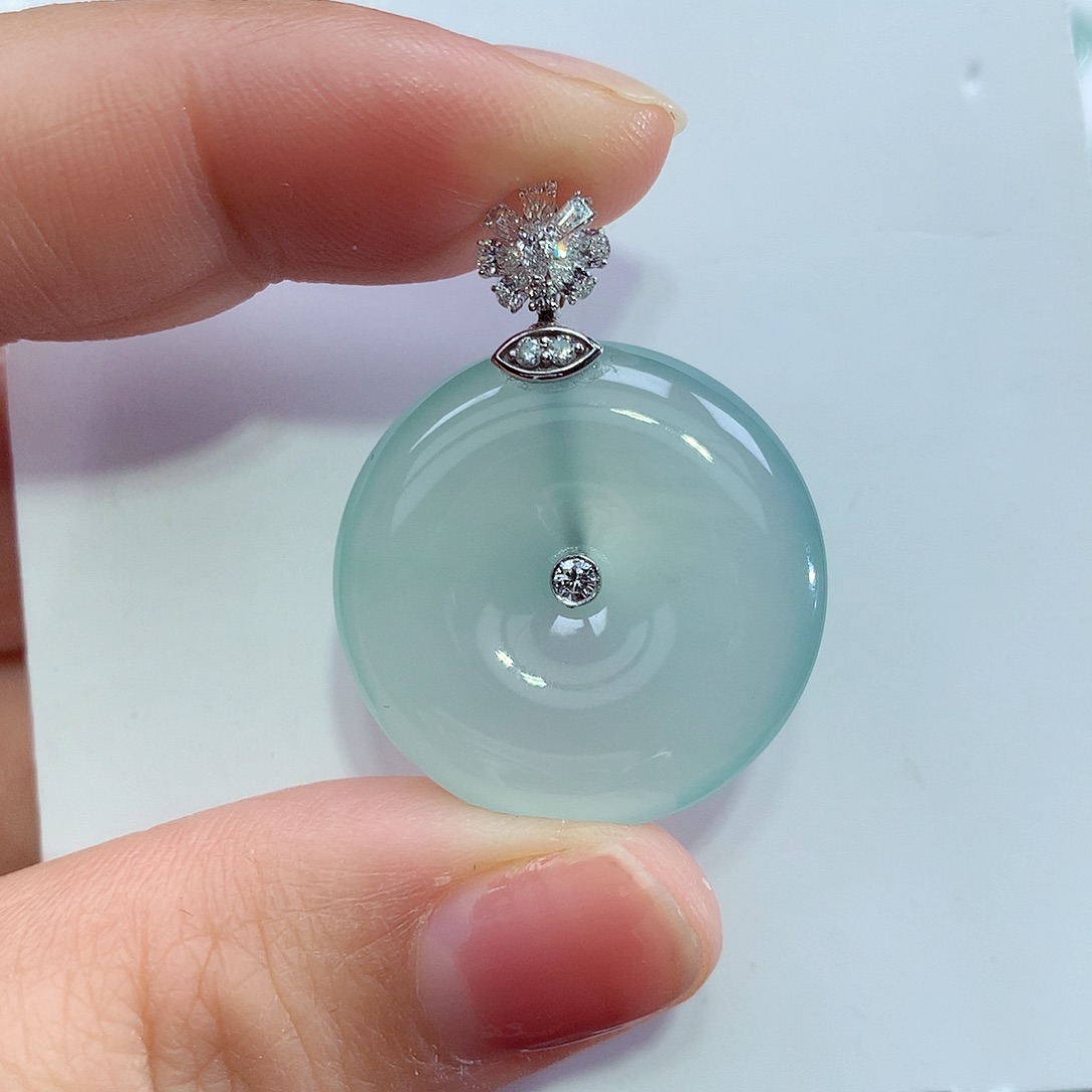 翡翠18K金镶嵌颈饰佛公