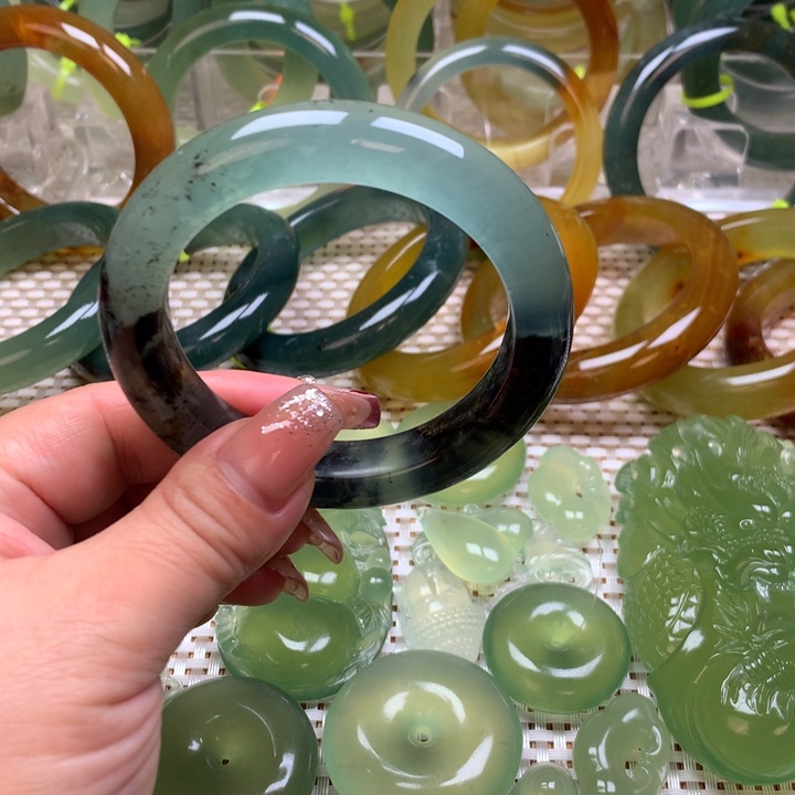 蛇纹石玉手镯55圈口微瑕未镶嵌