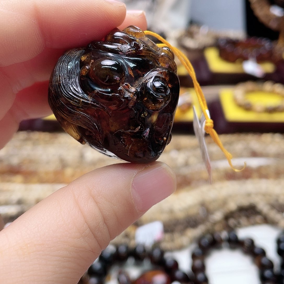 琥珀裸石未镶嵌杨**依大