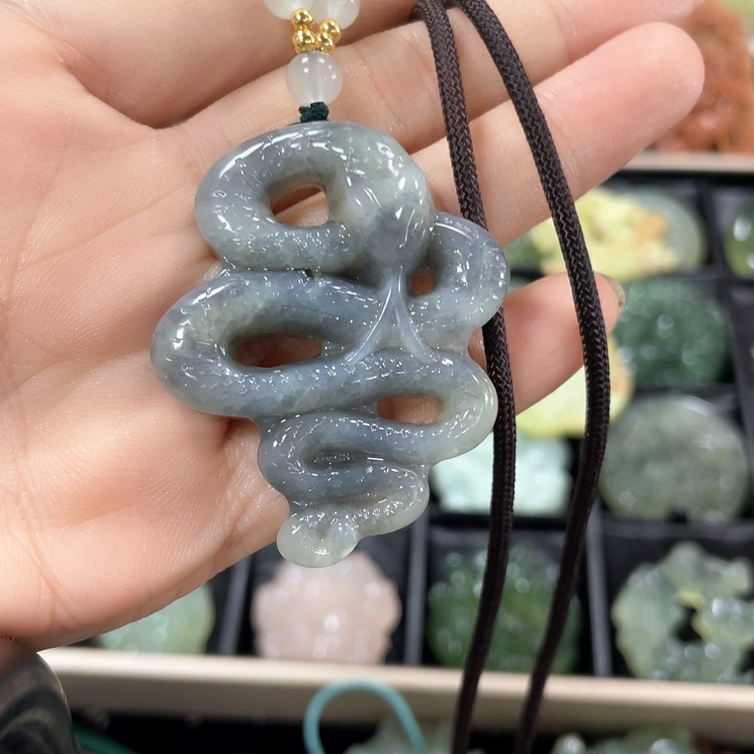 蛇纹石玉颈饰未镶嵌