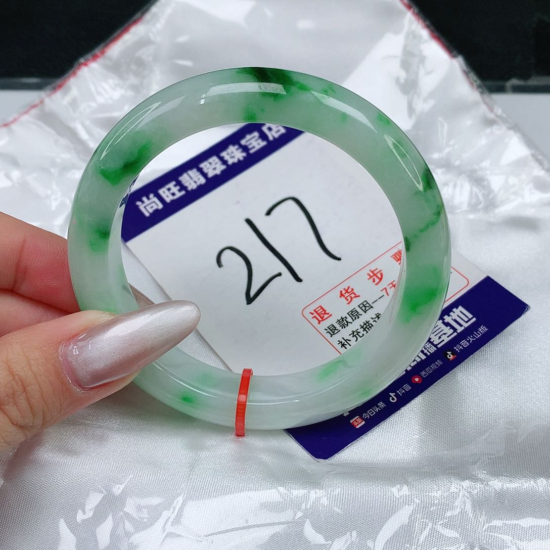 翡翠手镯未镶嵌翡翠12