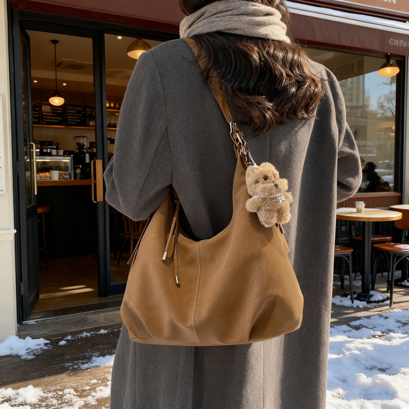 法式休闲斜挎包包女2025冬季新款时尚小众单肩包复古麂皮绒通勤包