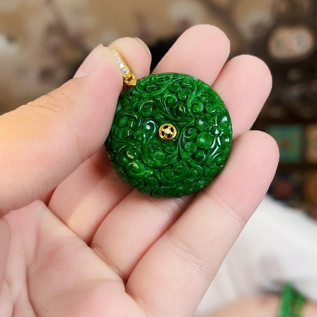 翡翠18K金镶嵌颈饰吊坠