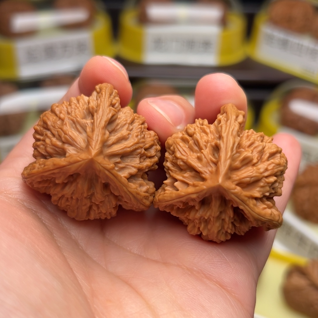 文玩核桃吊坠虎头