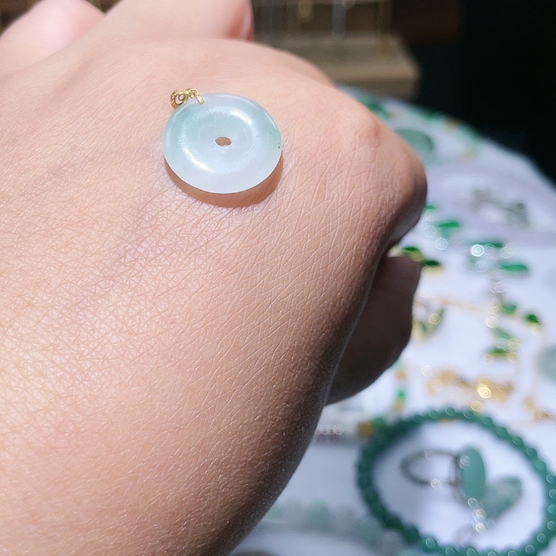 翡翠18K金镶嵌颈饰