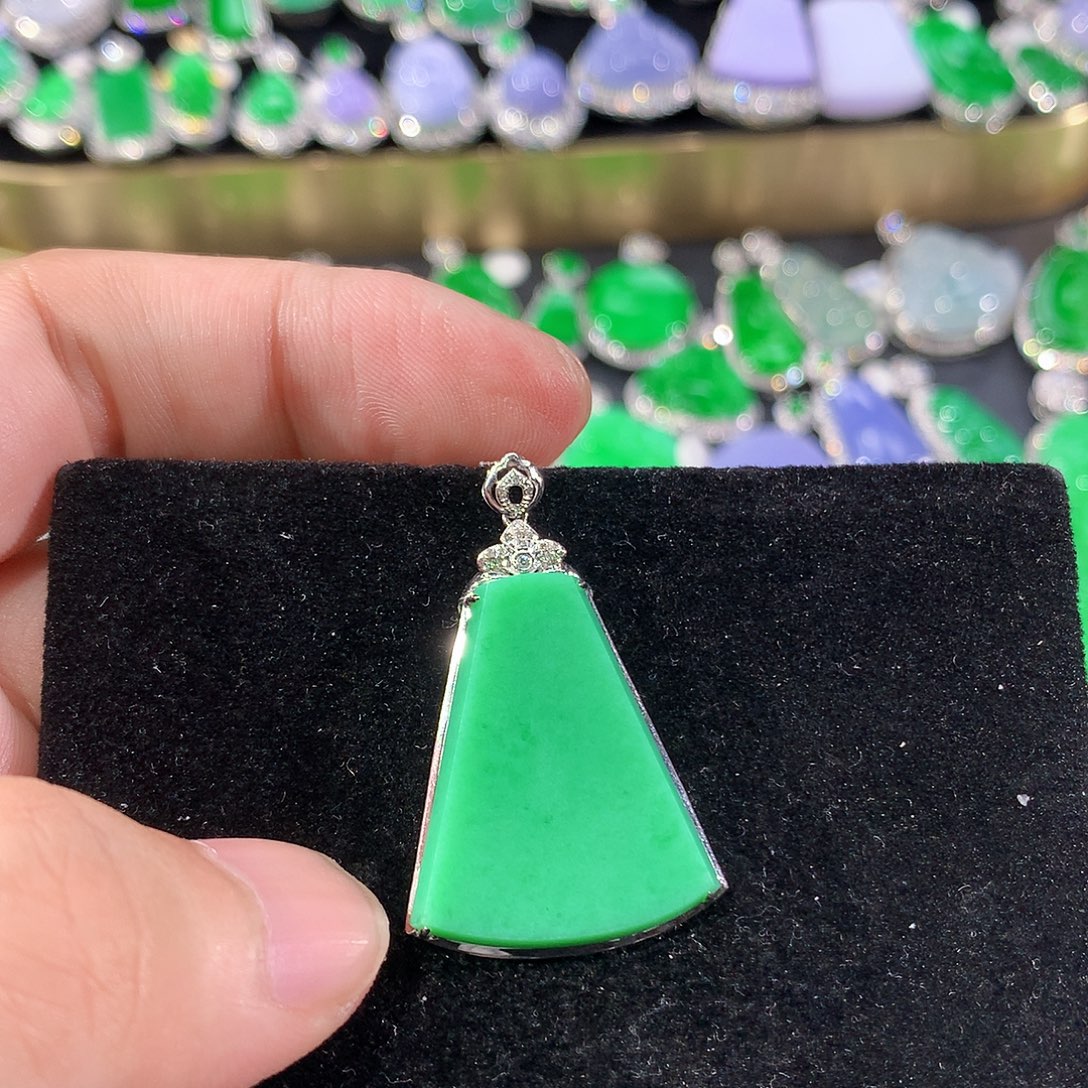 翡翠18K金镶嵌颈饰