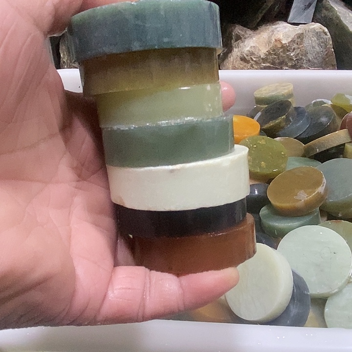 勿***恋蛇纹石玉未镶嵌摆件