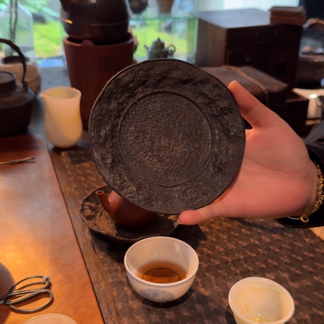 玄铁质感肌理陶艺作品壶承