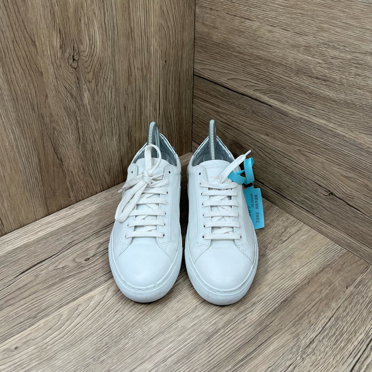 90新 Givenchy/纪梵希 白色浮雕logo银尾板鞋 37码/9新/无配件